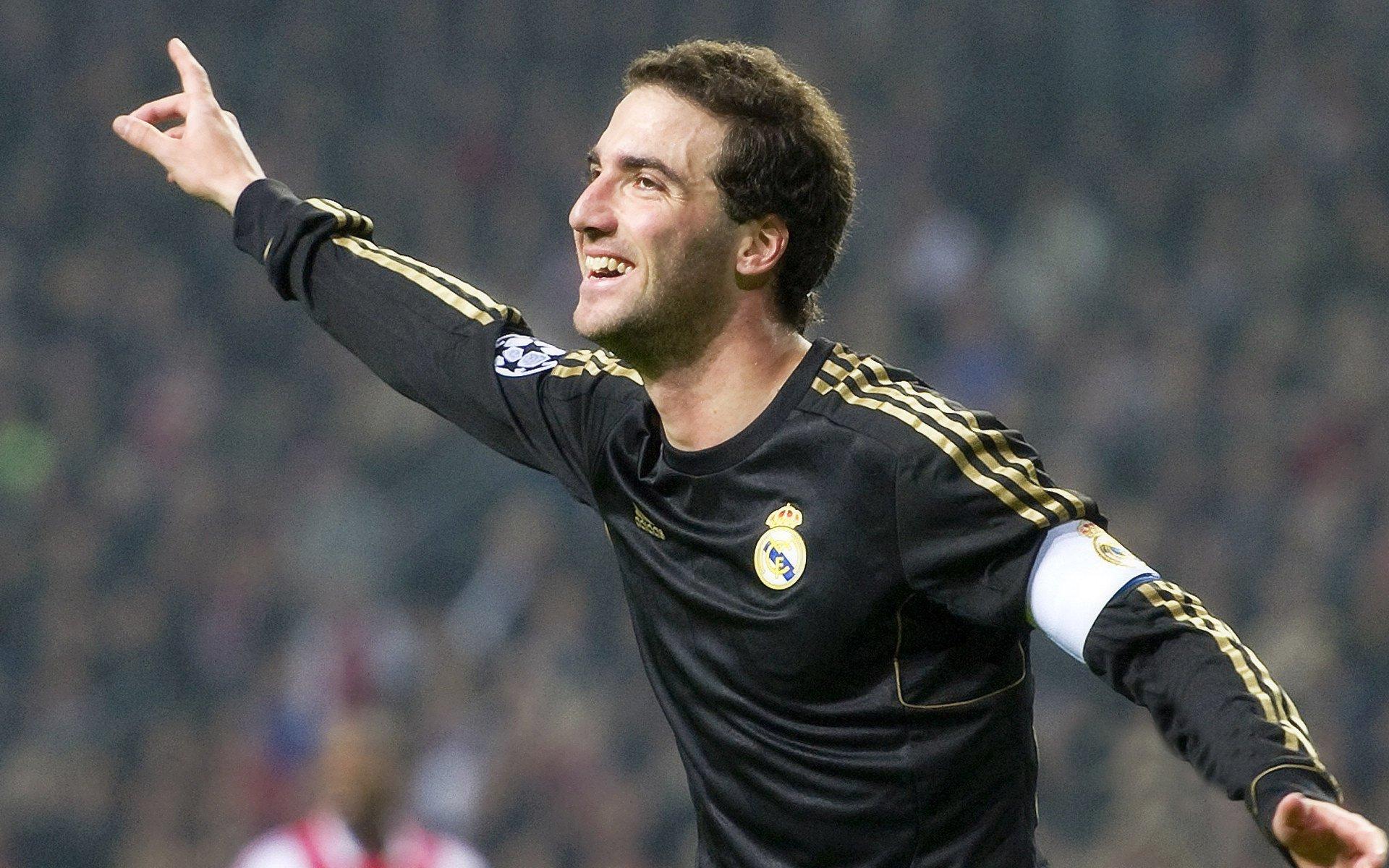 亚冠悲歌！40岁C罗赛后跪地掩面 失常举动引全球球迷心碎